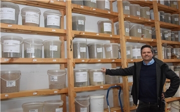 "Wir sind eine Mineralik-Schmiede", sagt Hansegrand-Geschäftsführer Timon Pott. In Selsingen gewährt er einen Einblick in die Welt der Klimabaustoffe. Hunderte Mischungen hat das Unternehmen bereits entwickelt.