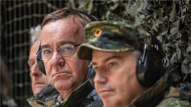 Pistorius bleibt dabei: Keine Marschflugkörper für Ukraine „Wir sind nicht die einzigen, die nicht liefern“: Boris Pistorius (M.) neben Brigadegeneral Michael Bender.