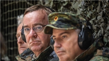 „Wir sind nicht die einzigen, die nicht liefern“: Boris Pistorius (M.) neben Brigadegeneral Michael Bender.