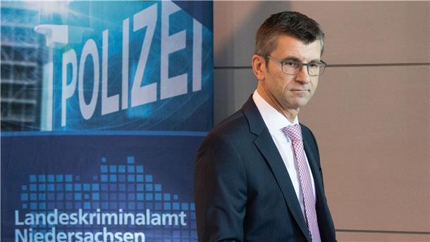 Künstliche Intelligenz gegen Kinderpornografie „Wir sind sehr zufrieden, auch wenn wir wussten, dass wir uns auf einen langen Weg machen“, sagt LKA-Präsident Friedo de Vries über den Einsatz von Künstlicher Intelligenz zur Bekämpfung von Kinderpornografie im Netz.