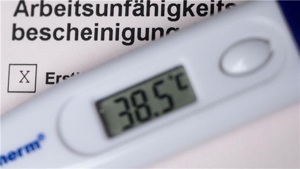 „Wir sollten die Regelung nicht nur fortsetzen, sondern auch jenseits von Atemwegserkrankungen auf weitere akute Beschwerden ausweiten“, sagt der gesundheitspolitische Sprecher der Grünen-Bundestagsfraktion, Janosch Dahmen.