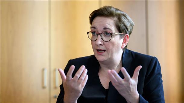 Bauministerin für Kurswechsel bei Energiesparvorschriften „Wir sollten ein einfaches System entwickeln, das energieeffizientes Bauen, die Nutzung umweltgerechter und recycelter Baumaterialien und flächensparendes Bauen fördert“:  Bundesbauministerin Klara Geywitz.