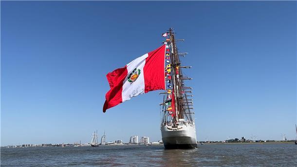 Ein Schiff mit riesiger peruanischer Flagge auf der Sail 2025.