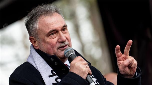 Bahn rechnet nach GDL-Warnstreik mit vollen Zügen am Samstag „Wir werden sie knacken“, sagt GDL-Chef Claus Weselsky über die Deutsche Bahn.