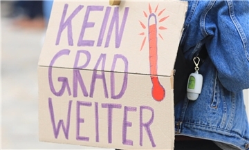 Wir wissen, dass wir unseren CO₂-Ausstoß drastisch senken müssen. Warum handeln wir trotzdem nicht konsequent? Das ist Thema einer neuen Sonderausstellung im Klimahaus. Psychologin Verena Kantrowitsch verrät vorab, warum dies so ist.