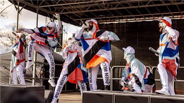 Zigtausende Demonstranten setzen Zeichen gegen rechts „Wir wollen keine Nazis und keine AfD“, skandierte die Hamburger Band Deichkind bei ihrem Auftritt.