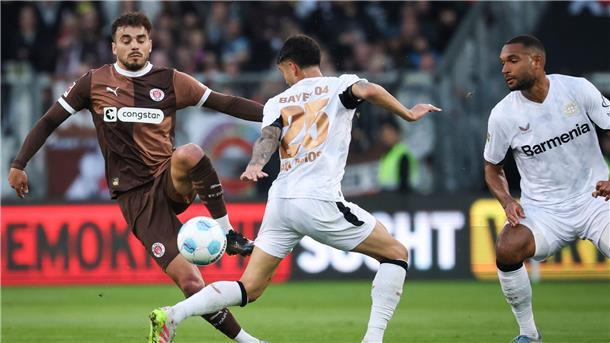St. Pauli trotzt Bayer: 1:1 gegen den deutschen Meister Wirbelte mit seinen St. Pauli-Kollegen zu Beginn den Meister durcheinander: Danel Sinani (l).