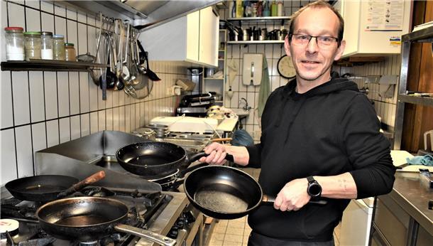 Wird am Herd die Pfannen schwingen: Andreas Lebioda, neuer Pächter des Schlemmer Ca Ré im Ortskern von Bad Bederkesa, hat sich einiges vorgenommen, um die Gäste zu verwöhnen. Vor dem offiziellen Start ist - auch in der Küche - noch eine Menge zu tun.
