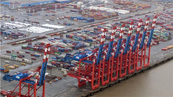 Wird auch nach einer Fusion von Eurogate und HHLA noch an der Bremerhavener Stromkaje investiert? Die Hafenwirtschaft setzt den Senat unter Druck und fordert eine offene Diskussion zu den möglichen Folgen. 