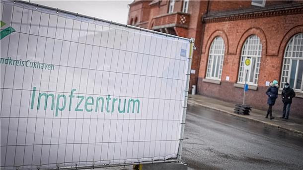 Spahn-Vorschlag zu Impfzentren: Cuxland will andere Wege gehen Impfzentrum des Landkreises Cuxhaven in den Hapag-Hallen.