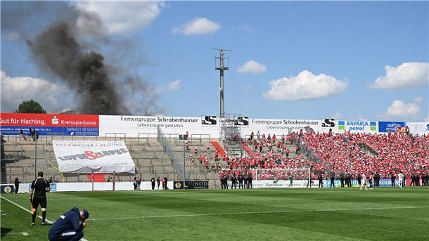 Bericht: FC Bayern denkt über Kauf eines neuen Stadions nach Wird der Sportpark Unterhaching die neue Heimat der Bayern-Fußballerinnen? (Archivbild)
