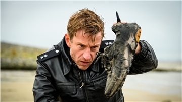 Wird dieser am Strand gefundene Schuh Henk Cassens (Maxim Mehmet) bei den Mordermittlungen weiterhelfen?