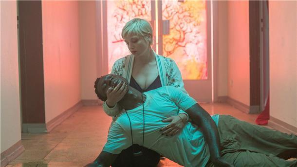 Arte zeigt „Berlin Alexanderplatz“ Wird Mieze (Jella Haase) ihren Francis (Welket Bungué) retten können.