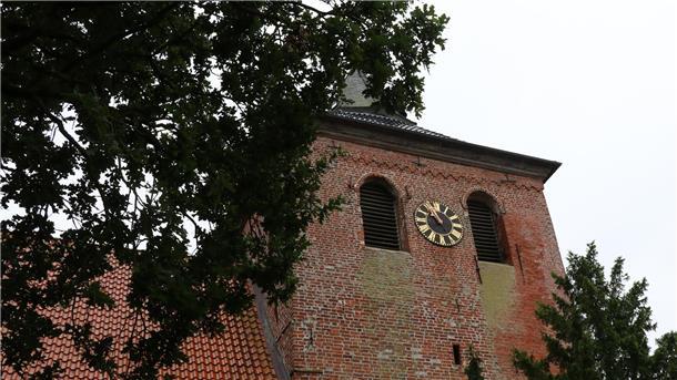 Wird saniert: der Kirchturm in Nordleda.