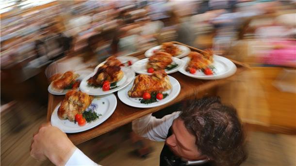 Wiesn-Wirte starten Initiative für mehr Nachhaltigkeit Wirte wollen die Chancen zu mehr Ökoprodukten - etwa Bio-Hendl - auf dem Oktoberfest prüfen. (Archivfoto)