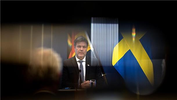 Habeck offen für Steuervorteile für Firmen Wirtschaftsminister Robert Habeck bereitet mit seinem Schweden-Besuch auch seine Reise nach Washington vor.