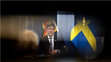 Wirtschaftsminister Robert Habeck bereitet mit seinem Schweden-Besuch auch seine Reise nach Washington vor.