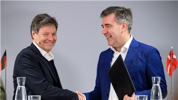 Wirtschaftsminister Robert Habeck (Grüne, l) unterzeichnete zusammen mit dem dänischen Klimaminister Lars Aagaard eine Kooperationserklärung.