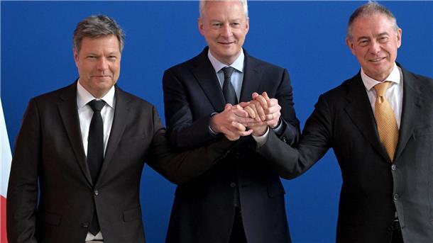 Wirtschaftsminister Robert Habeck (l-r)kommt mit seinen Amtskollegen Bruno Le Maire aus Frankreich und Adolfo Urso aus Italien für ein trilaterales Treffen zur europäischen Industriepolitik zusammen.