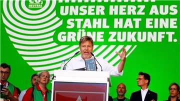Wirtschaftsminister Robert Habeck spricht auf einer Großdemonstration zu den Stahlarbeitern bei Thyssenkrupp in Duisburg.