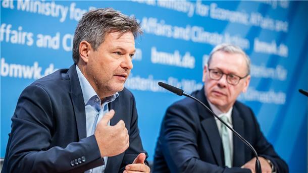 Die Henne und das Ei: Pläne für das deutsche Wasserstoffnetz Wirtschaftsminister Robert Habeck spricht neben Thomas Gößmann, Vorstandsvorsitzender FNB Gas e.V, zu den Plänen für ein deutsches Wasserstoffkernnetz.