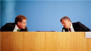 Wirtschaftsminister Robert Habeck und Staatssekretär Patrick Graichen. Wegen persönlicher Verflechtungen bei der Besetzung eines Spitzenpostens ist Wirtschaftsstaatssekretär Patrick Graichen unter Druck geraten.