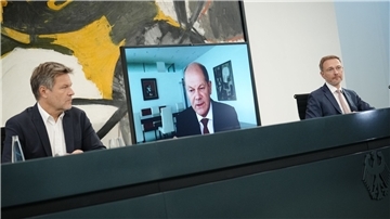 Wirtschaftsminister Robert Habeck (v.l.), Kanzler Olaf Scholz und Finanzminister Christian Lindner stellen die Pläne der Bundesregierung zur Energieversorgung und Preisbegrenzung für Gas vor.