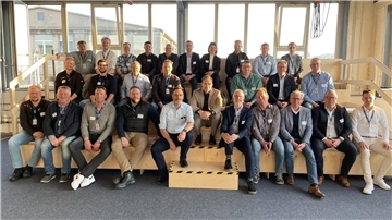 Eine größere Gruppe von Wirtschaftsvertretern und Airbus-Mitarbeitern sitzt zusammen.