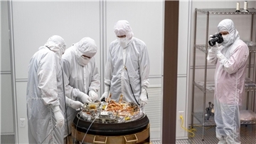 Wissenschaftler arbeiten an der von der Nasa-Sonde „Osiris-Rex“ über der Erde abgeworfenen Kapsel mit einer Geröllprobe vom Asteroiden Bennu.