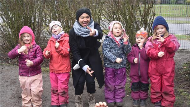 Das Foto zeigt Wiwin Winarsih umringt von Kindern. 