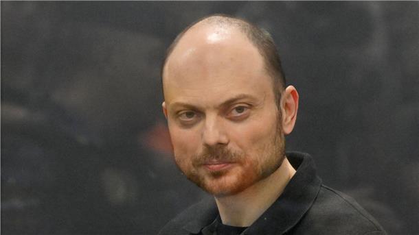 25 Jahre Straflager: Berufung von Kremlgegner abgelehnt Wladimir Kara-Mursa steht in einem Glaskäfig im Gerichtssaal in Moskau.