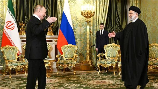 Putin telefoniert mit Irans Präsident zur Nahostkrise Wladimir Putin begrüßt Ebrahim Raisi (r) während eines Treffens im Kreml im Dezember 2023.