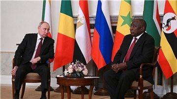 Wladimir Putin (l) unterhält sich mit dem südafrikanischen Präsidenten Cyril Ramaphosa nach einem Treffen mit einer Delegation afrikanischer Staatsoberhäupter.