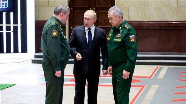 Krieg gegen die Ukraine: So ist die Lage Wladimir Putin (M), Präsident von Russland, im Gespräch mit Waleri Gerassimow (l) Generalstabschef, und Sergej Schoigu, Verteidigungsminister von Russland, nach einem Treffen mit hochrangigen Militäroffizieren.