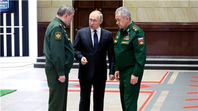 Wladimir Putin (M), Präsident von Russland, im Gespräch mit Waleri Gerassimow (l) Generalstabschef, und Sergej Schoigu, Verteidigungsminister von Russland, nach einem Treffen mit hochrangigen Militäroffizieren.