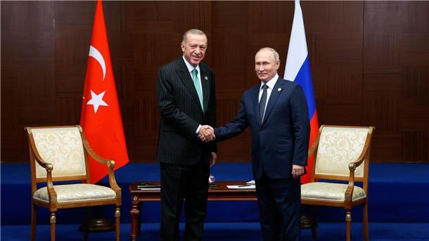 Wie Ankara von den Russland-Sanktionen profitiert Wladimir Putin (r), Präsident von Russland, und Recep Tayyip Erdogan, Präsident der Türkei, reichen sich zu Beginn eines bilateralen Treffens am Rande des Gipfels der Konferenz über Interaktion und vertrauensbildende Maßnahmen in Asien (CICA) die Hände (2022).