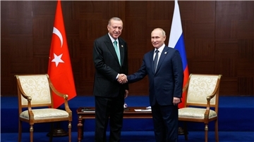Wladimir Putin (r), Präsident von Russland, und Recep Tayyip Erdogan, Präsident der Türkei, reichen sich zu Beginn eines bilateralen Treffens am Rande des Gipfels der Konferenz über Interaktion und vertrauensbildende Maßnahmen in Asien (CICA) die Hände (2022).