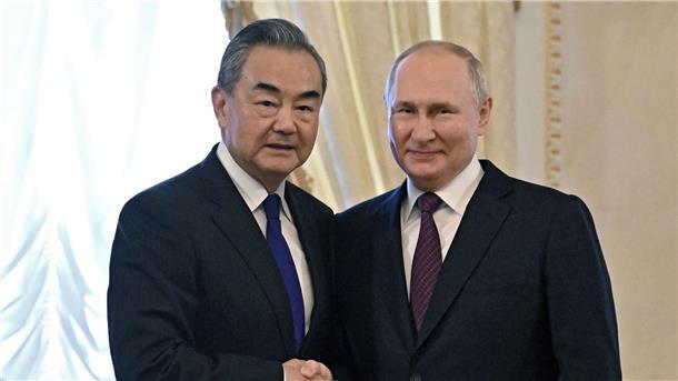 Chinas Außenminister zu Gast bei Putin Wladimir Putin und empfängt Chinas Außenminister Wang Yi im Konstantin-Palast in St. Petersburg.