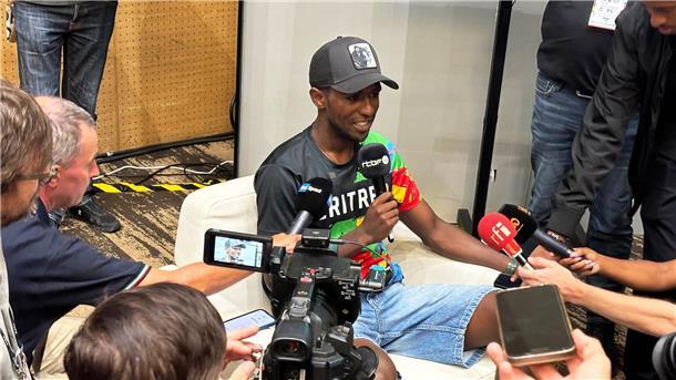 WM in Ruanda: Der eritreische Radprofi Biniam Girmay spricht während einer Pressekonferenz