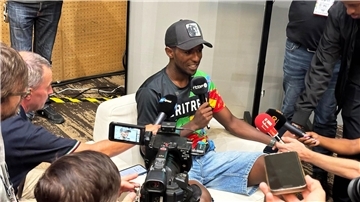 WM in Ruanda: Der eritreische Radprofi Biniam Girmay spricht während einer Pressekonferenz