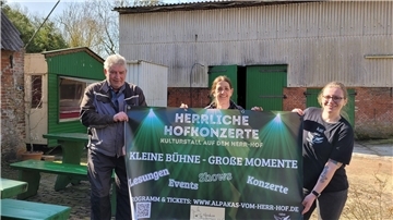 Wo der Kuhstall zum Kulturstall wird: Andreas und Dagmar Herr freuen sich zusammen mit Veranstaltungsmanagerin Katrin Rahn auf den ersten "Herrlichen Kultursommer" auf dem Alpakahof in Misselwarden.