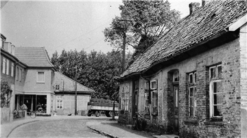Wo sich seit etwa 60 Jahren ein Parkplatz im Kattrepel befindet, stand das Haus von Ida und Albert Rosenthal, die 1941 nach Minsk deportiert und dort ermordet wurden.