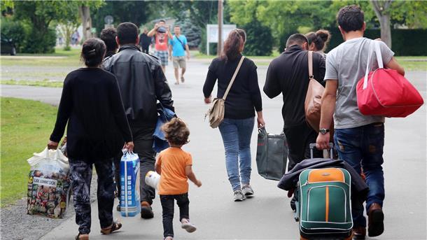  Eine irakische Familie kommt am 14.07.2015 im Grenzdurchgangslager Friedland (Niedersachsen) an. 