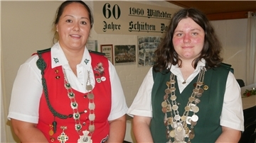WörpeRing Königin Heike Bahrenburg links undJugendkönigin Alina Boot rechts.