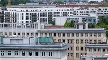 Wohnhäuser in der Bundeshauptstad: Das Gesetz soll Vermieter zu energetischen Sanierungen anregen. Mietern soll es einen Anreiz zu energieeffizientem Heiz-Verhalten geben.
