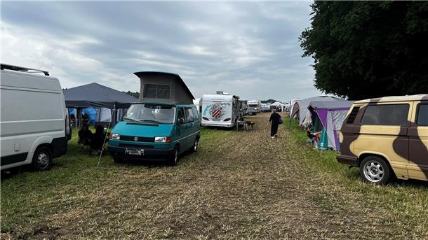 Camper und Wohnmobile auf einem Festival.