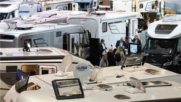 CIVD: Caravaning-Geschäft pendelt sich auf hohem Niveau ein Wohnmobile in einer Halle der Messe Caravan Motor Touristik (CMT).