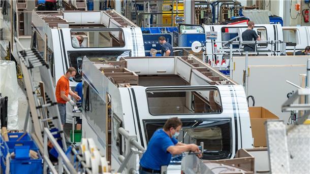 Großaktionär wird Chef bei Wohnmobilhersteller Knaus Tabbert Wohnmobilhersteller Knaus Tabbert wird in seinen Hauptwerken eine Produktionspause einlegen.