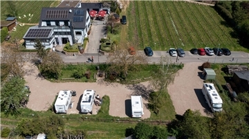 Wohnmobilstellplätze auf dem Gelände eines Weinguts im Rheingau.