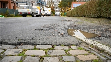Wohnstraßen wie die Allersstraße in Wulsdorf sollen stadtweit saniert werden.